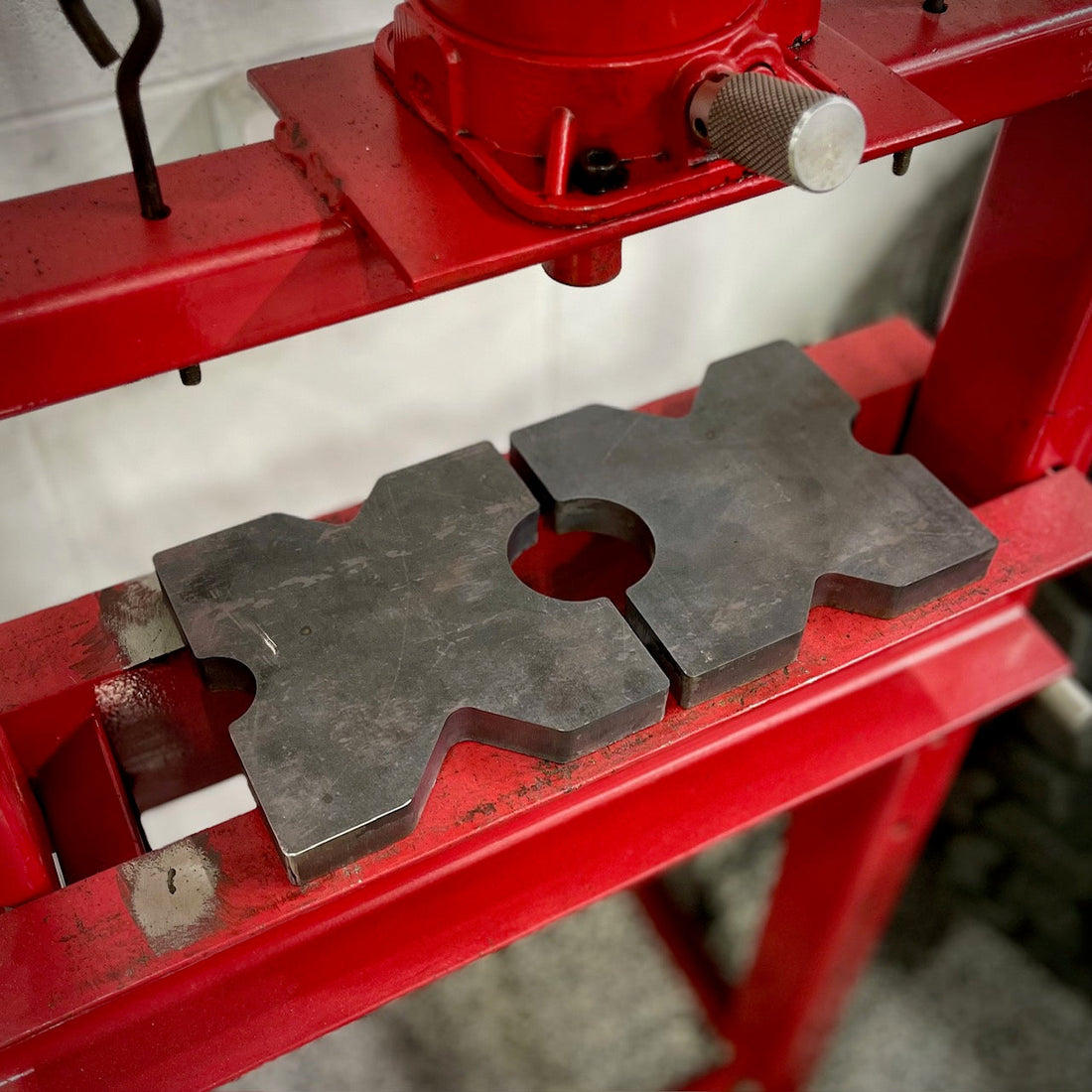 Why TMR Customs Hydraulic Press Plates Are the Safest Choice for Your Workshop